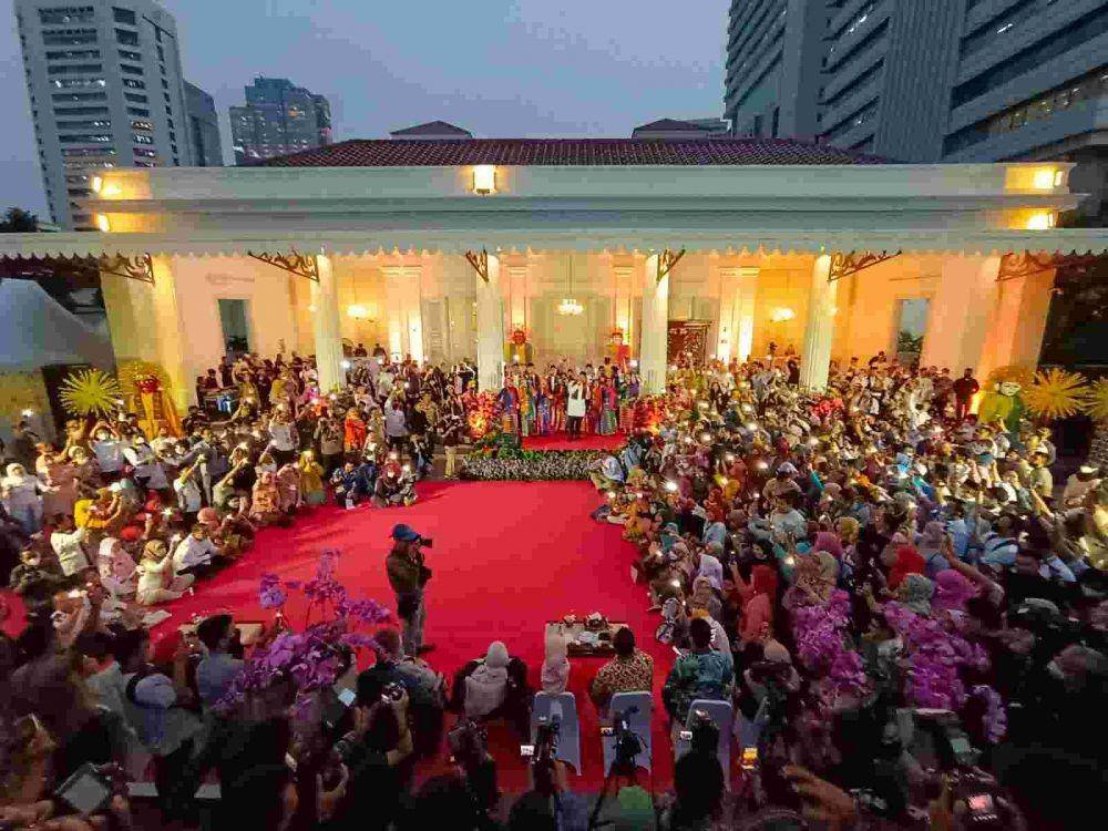 Gubernur DKI Jakarta Anies Baswedan dalam momentumperpisahan bersama seluruh Aparatur Sipil Negara (ASN) Pemprov DKI di Halaman Pendopo Balaikota, Jumat Sore (14/10)./dok Humas