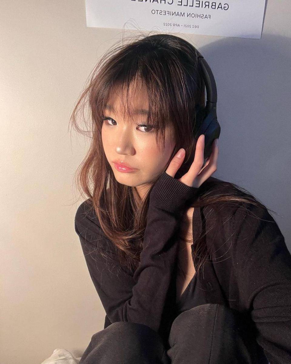 selfie headphone pose tangan (Instagram.com/raychelchai)