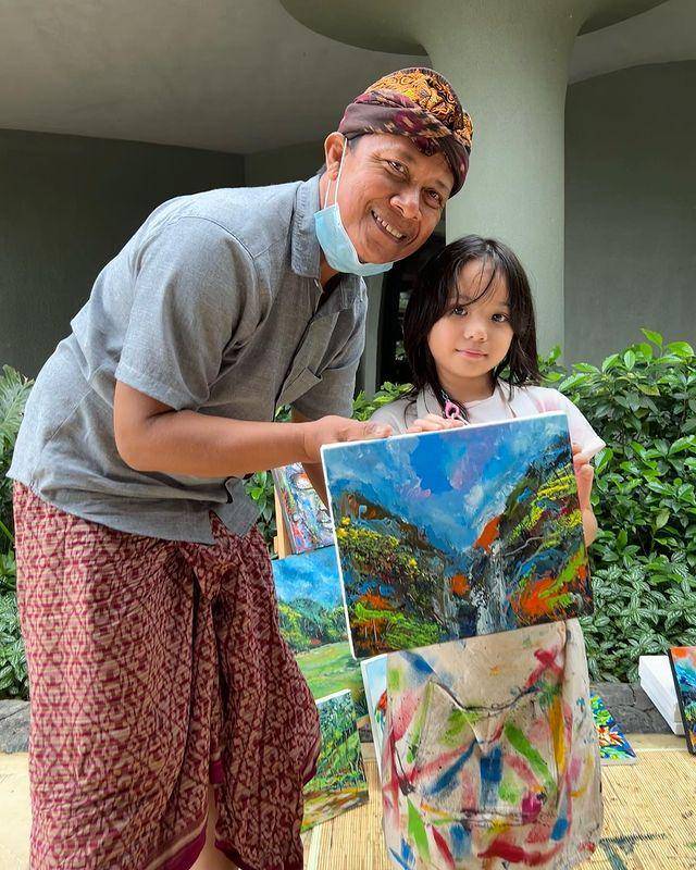 Gempita dengan hasil lukisannya (instagram.com/gisel_la)