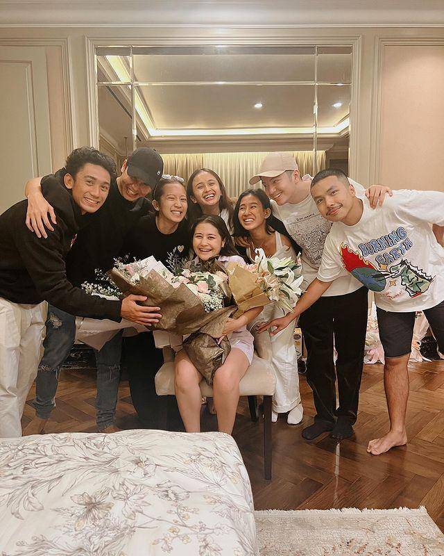 Perayaan ulang tahun Prilly dengan sahabat (instagram.com/prillylatuconsina96)
