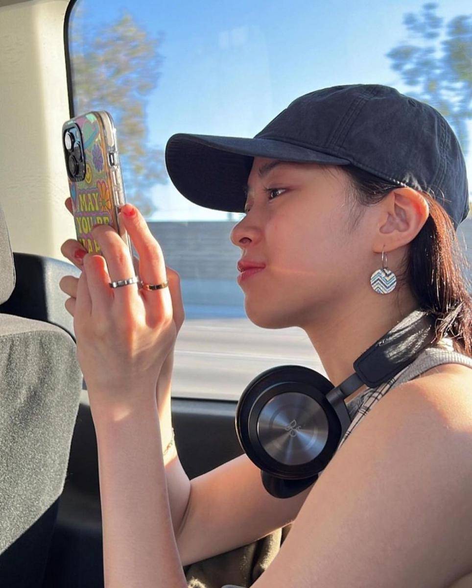 candid pegang hp (Instagram.com/itzy.all.in.us)