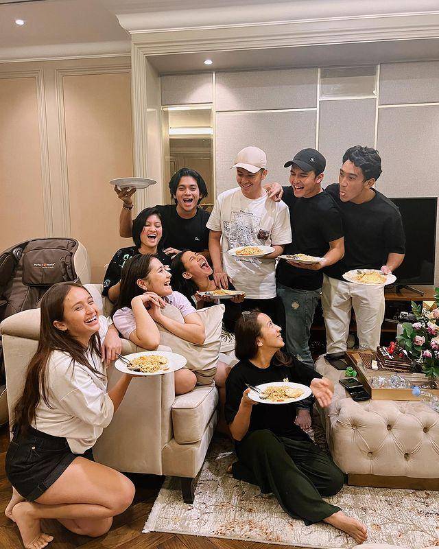 Perayaan ulang tahun Prilly dengan sahabat (instagram.com/prillylatuconsina96)