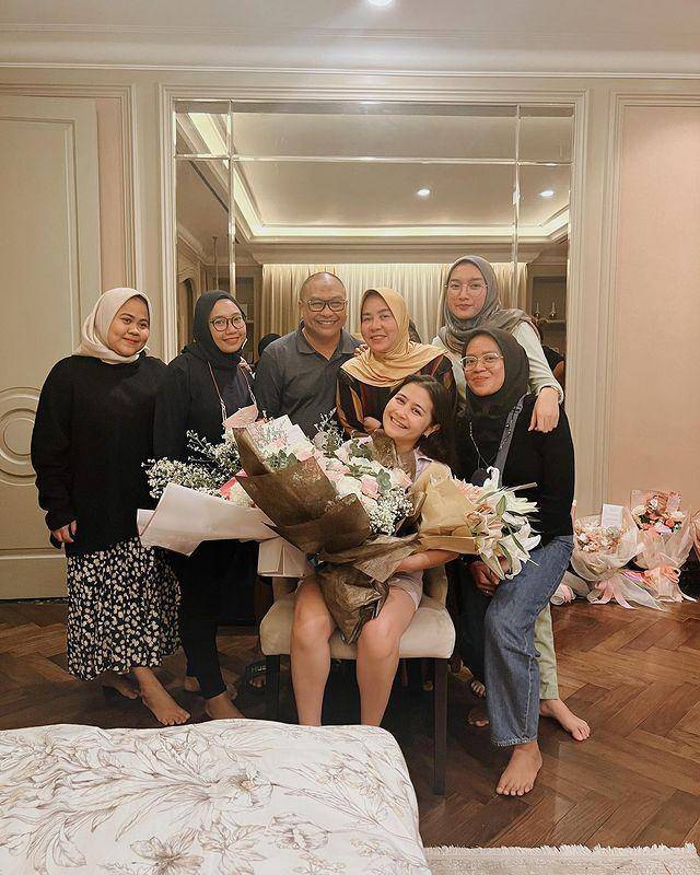 Perayaan ulang tahun Prilly dengan keluarga (instagram.com/prillylatuconsina96)