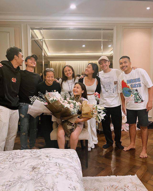 Perayaan ulang tahun Prilly dengan sahabat (instagram.com/prillylatuconsina96)