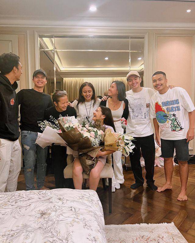 Perayaan ulang tahun Prilly dengan sahabat (instagram.com/prillylatuconsina96)