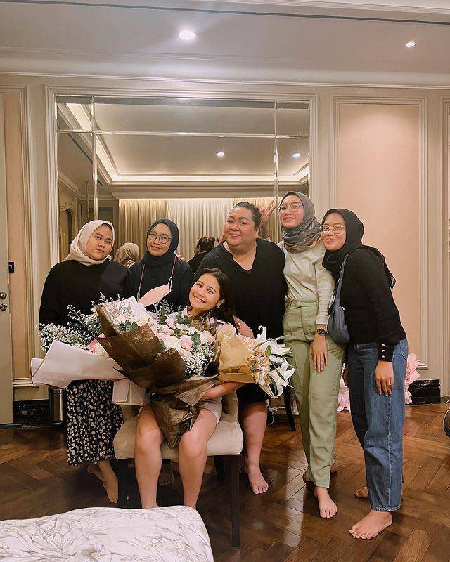 Perayaan ulang tahun Prilly dengan sahabat (instagram.com/prillylatuconsina96)