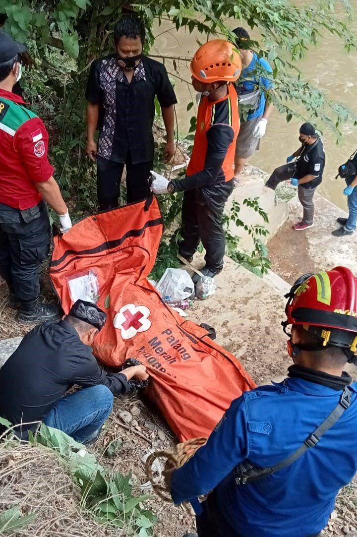 Tim gabungan mengevakuasi mayat tanpa busana di Kali Ciliwung, bawah jembatan Jalan Raya Juanda, Kecamatan Beji, Kota Depok. (Istimewa)