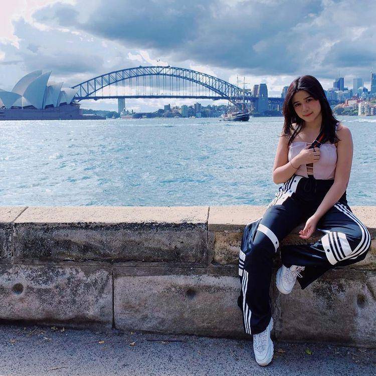 outfit chic ala Brisia Jodie (instagram.com/brisiajodie96)