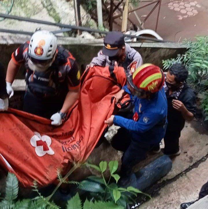Petugas gabungan mengevakuasi mayat di Kali Ciliwung, bawah jembatan Jalan Raya Juanda, Kecamatan Beji, Kota Depok. (Istimewa)