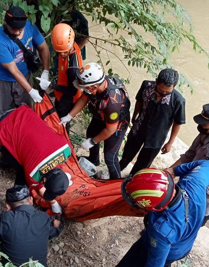 Tim gabungan mengevakuasi mayat di Kali Ciliwung, bawah jembatan Jalan Raya Juanda, Kecamatan Beji, Kota Depok. (Istimewa)
