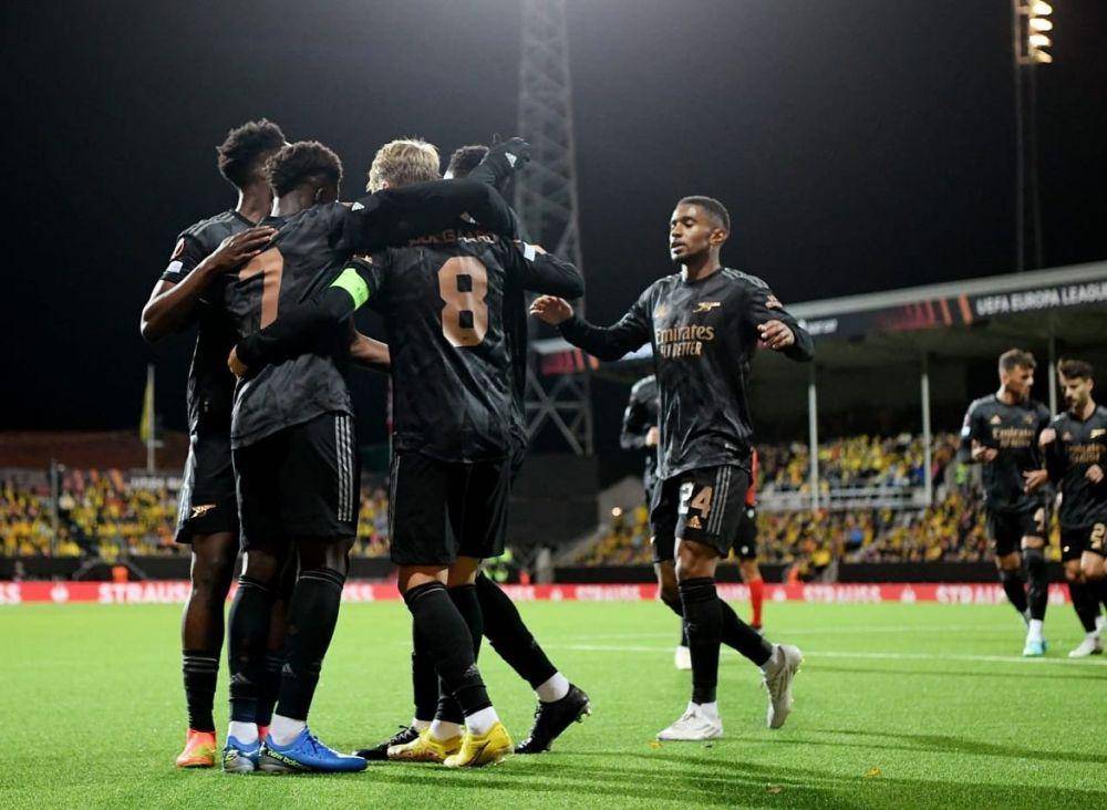 Para pemain Arsenal melakukan selebrasi setelah Bukayo Saka mencetak gol ke gawang Bodo/Glimt pada matchday keempat UEL 2022/2023. (twitter.com/BukayoSaka87)