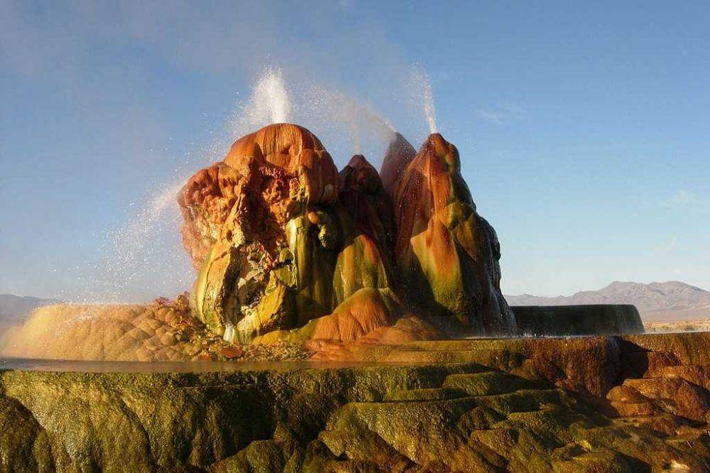 Fly Geyser (commons.wikimedia.org)