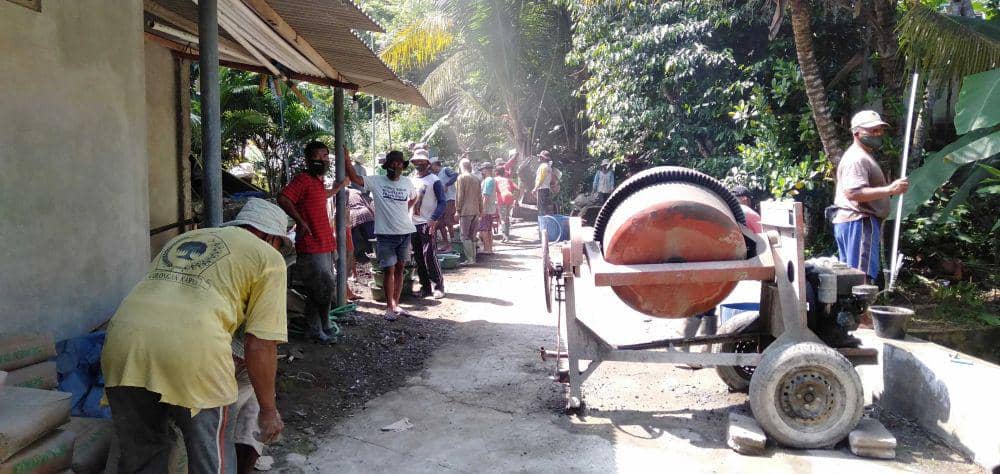 Program padat karya pembangunan jalan desa. (IDN Times/Daruwaskita)