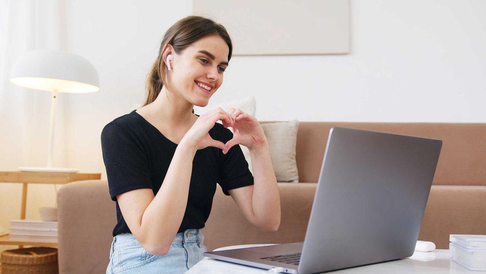 ilustrasi video call (pexels.com/artempodrez)