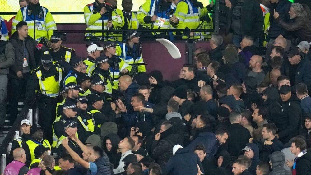 Keributan saat West Ham vs Anderlecht. (skysports.com)