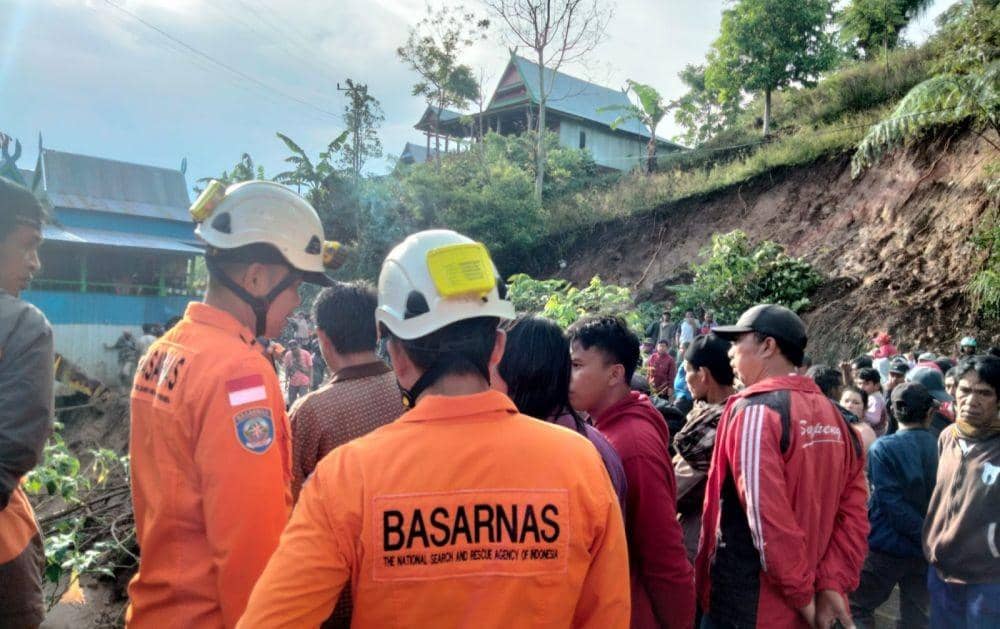 Tim Basarnas Sulsel bersama warga lakukan galian di gundukan tanah longsor di Jeneponto, Jumat (14/10/2022). (Basarnas Sulsel)