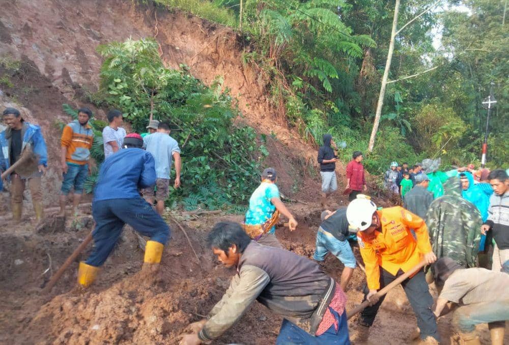 Tim Basarnas Sulsel dan warga di Jeneponto lakukan pencarian korban tertimbun longsor, Jumat (14/10/2022). (Dok.Basarnas Sulsel)