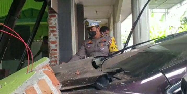 Honda CRV menabrak musholla di Lamongan, pengendara meninggal dunia. Dok Istimewa