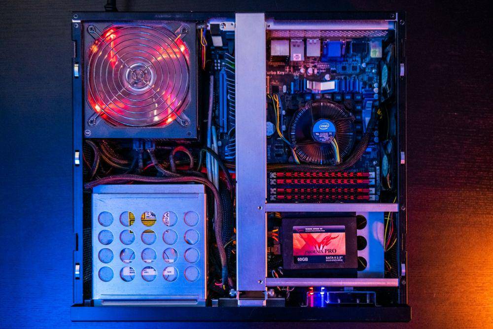 ilustrasi komponen pc (unsplash.com/Joseph Greve)