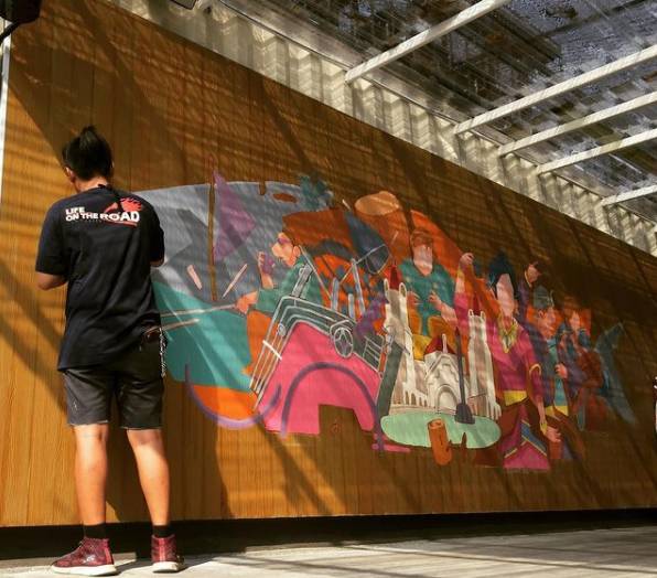 Seniman mural asal Kota Semarang, Arief Hadinata dari HOKGSTUDIO sedang berkarya di sebuah dinding (Dok. IDN Times/Arief Hadinata/bt)