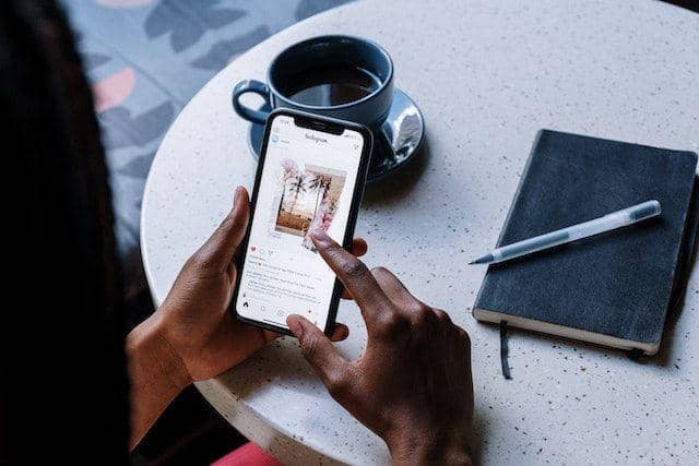 ilustrasi  scrolling media sosial (pexels.com/Cottonbro)