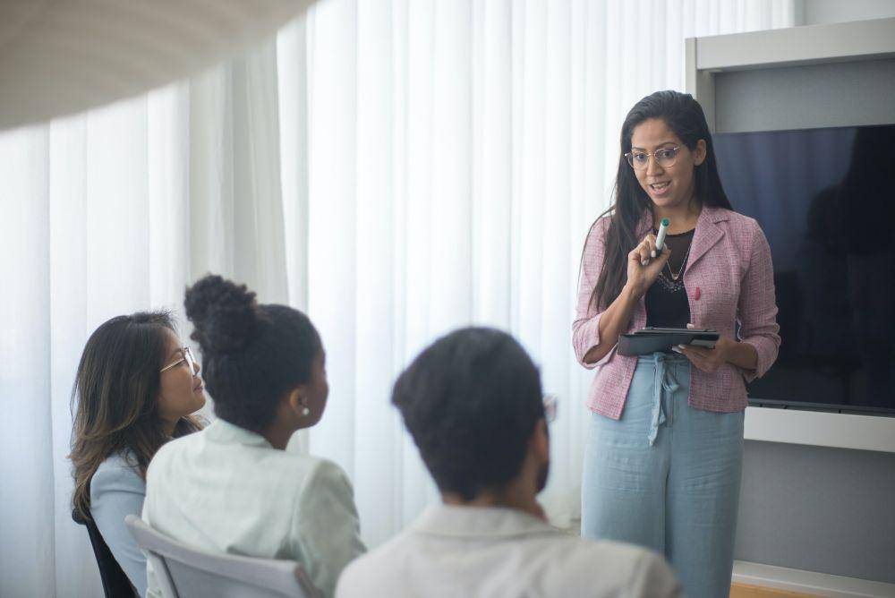 ilustrasi perempuan presentasi di kantor (pexels.com/Kampus Production)