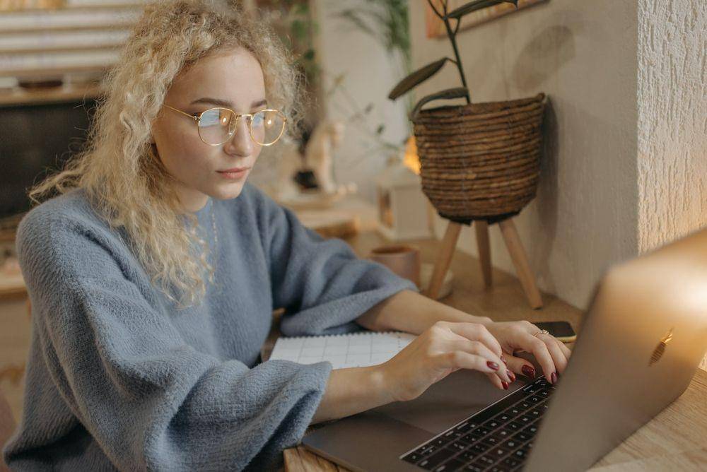 ilustrasi wanita serius bekerja (pexels.com/pavel danilyuk)