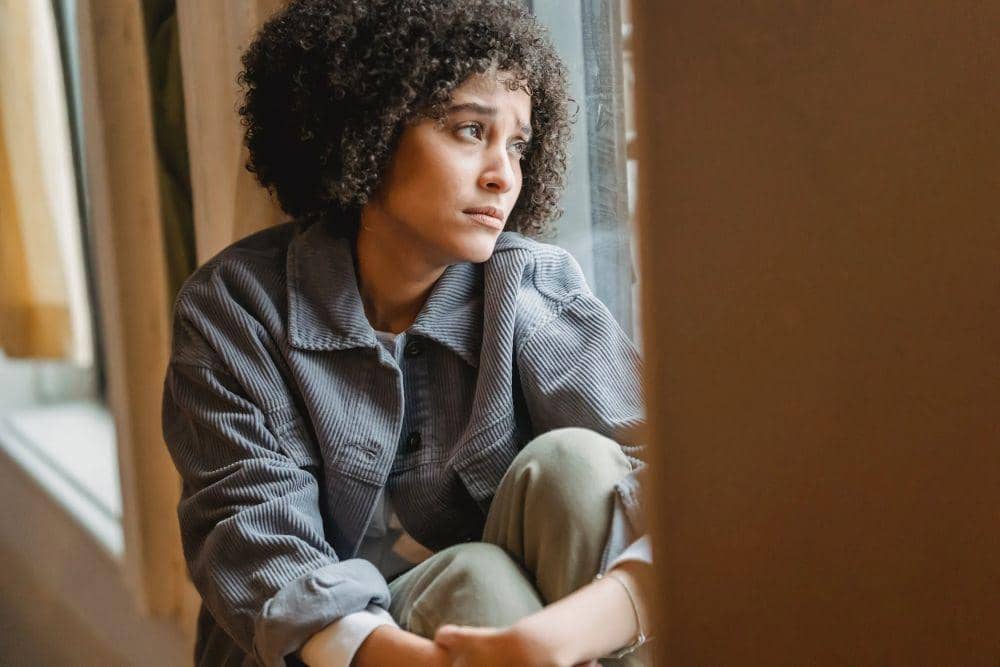 ilustrasi perempuan yang menatap keluar jendela (pexels.com/Liza Summer)