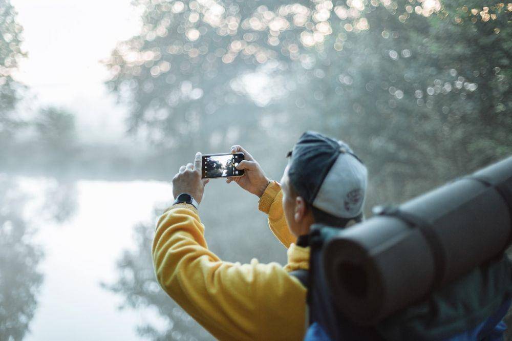 Seorang pria sedang memotret pemandangan (Pexels/Thirdman)