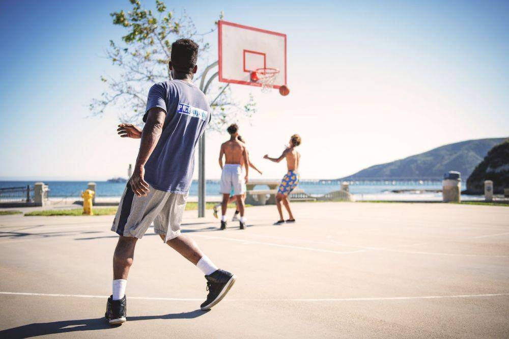 ilustrasi bermain basket (pexels.com/tim mossholder)