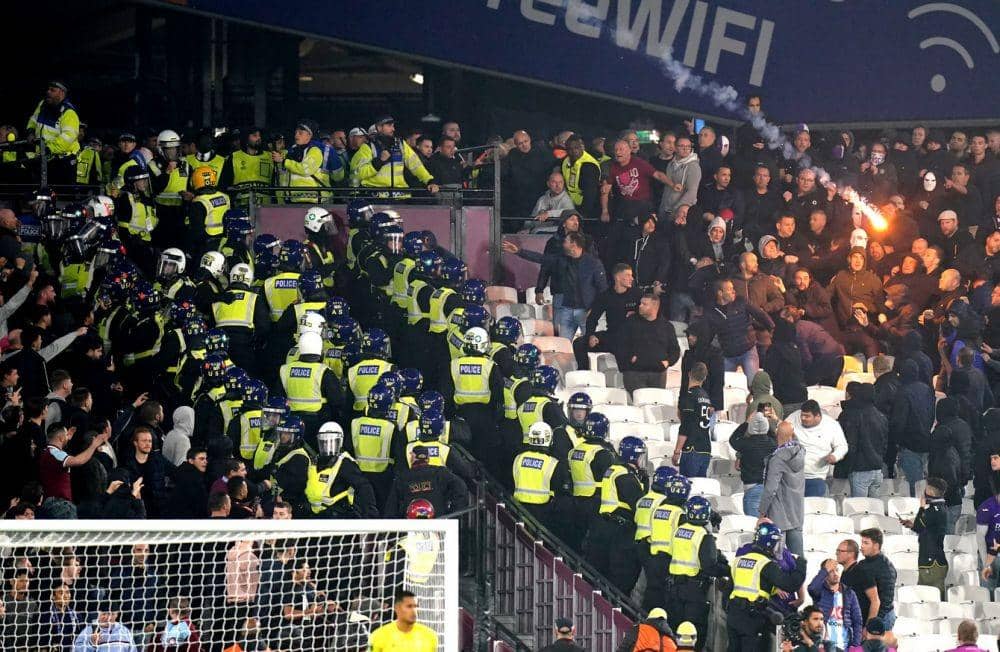 Duel West Ham Vs Anderlecht Ricuh, Empat Polisi Terluka