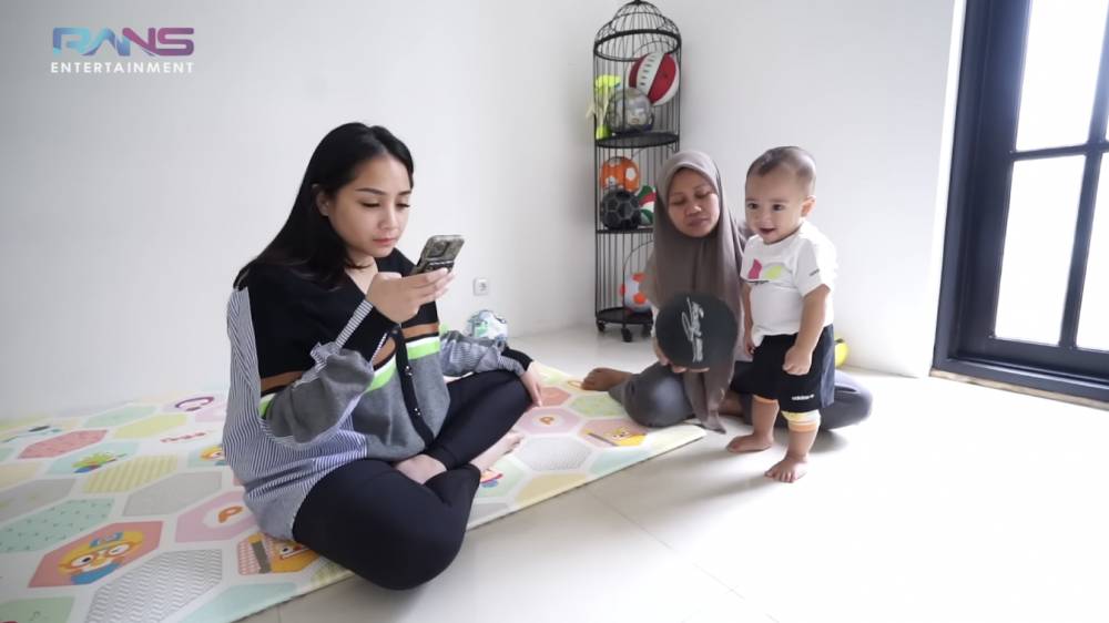 potret Rayyanza sedang sakit demam (YouTube.com/Rans Entertainment)