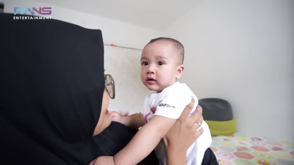 potret Rayyanza sedang sakit demam (YouTube.com/Rans Entertainment)