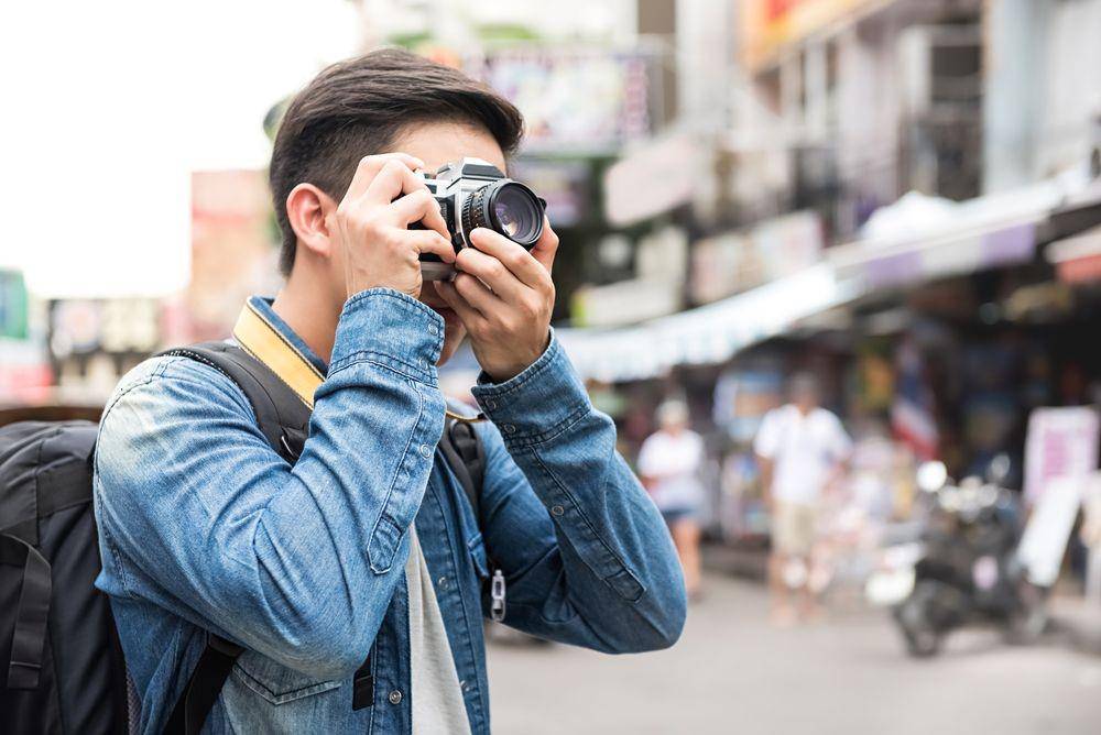 Seorang pria sedang memotret (Dok. Shutterstock)