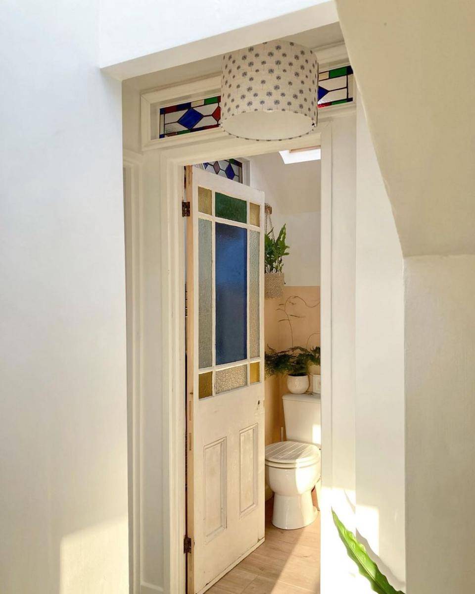 pintu kamar mandi klasik (instagram.com/ thelittleredbrickcottage)