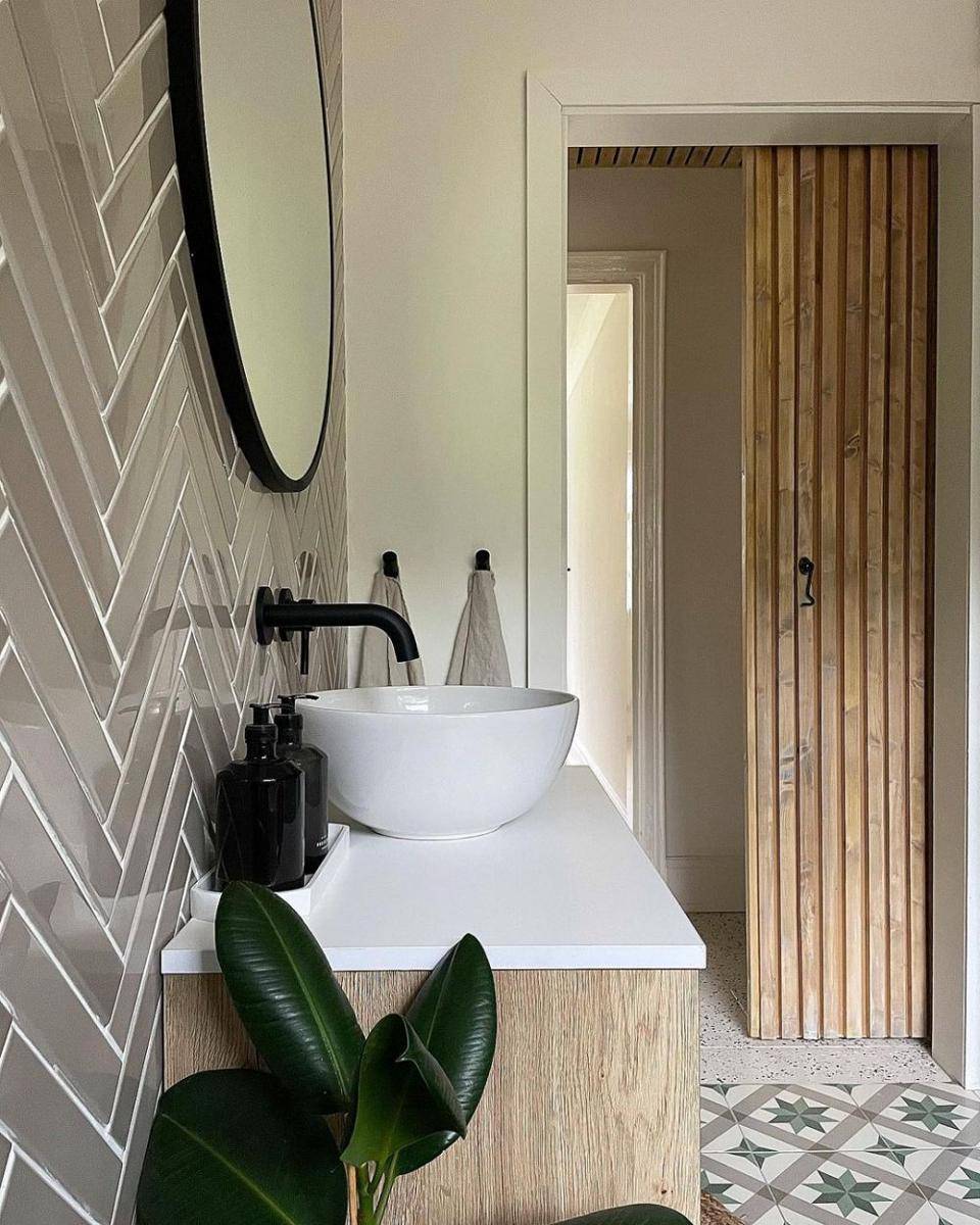pintu kamar mandi geser (instagram.com/mishkashoe)
