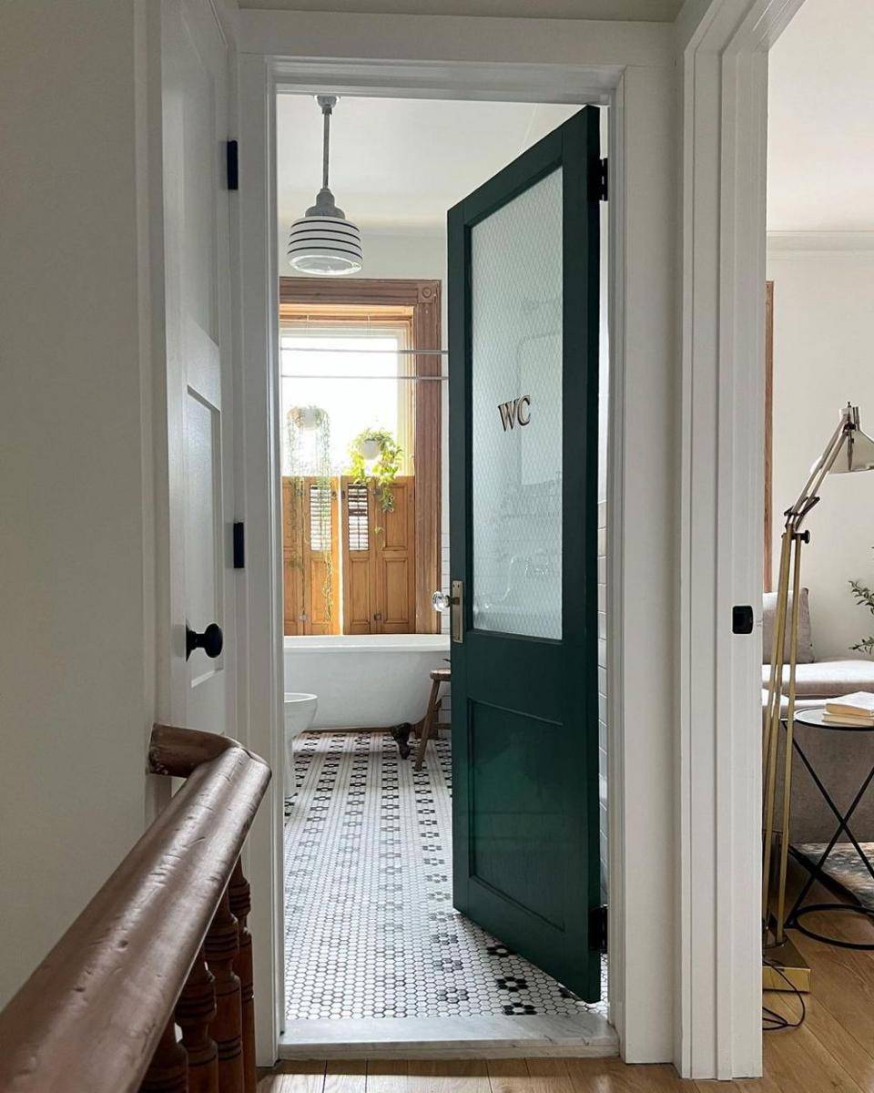 pintu kamar mandi klasik (instagram.com/acornhillhome)