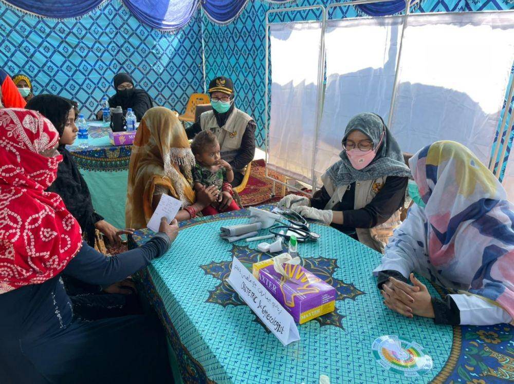 Tim Medis Indonesia memberi pelayanan kesehatan terhadap warga Pakistan terdampak banjir pada Rabu (12/10/2022). (Dok/Istimewa).
