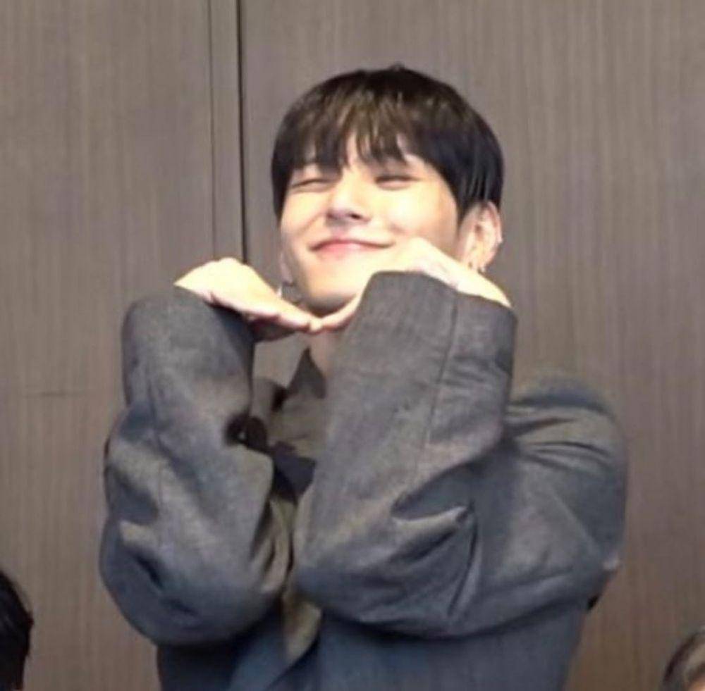 dony heart sign (Instagram.com/______youngmoney)