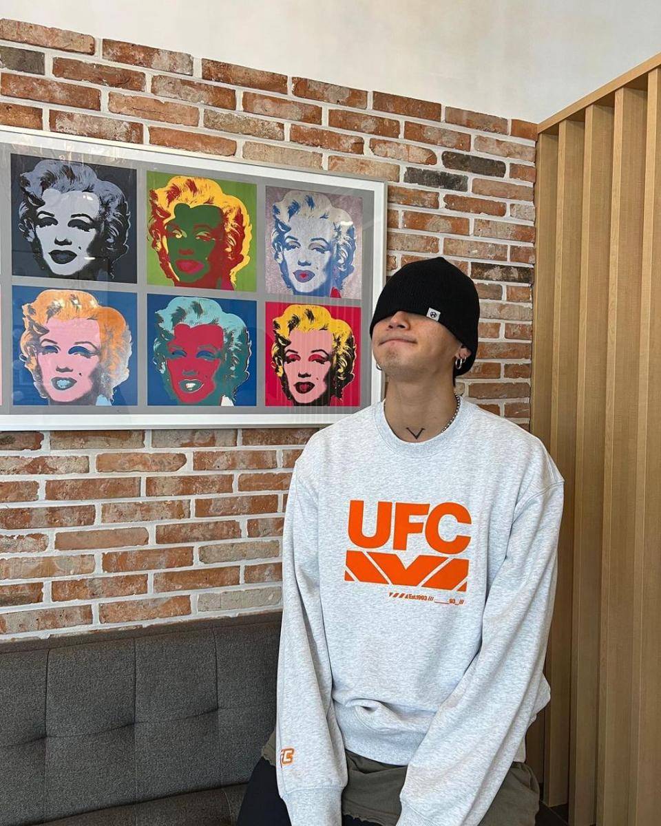 dony pose tutup mata (Instagram.com/_______youngmoney)