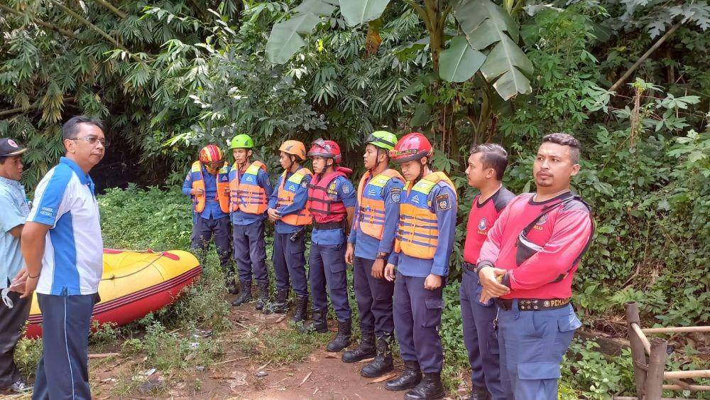 Kepala DPKP Kota Depok, Raden Gandara Budiana menyiapkan anggota membantu pencarian siswa SMPIT Al Hikmah akibat terbawa arus sungai di Cisarua, Kabupaten Bogor. (Istimewa)