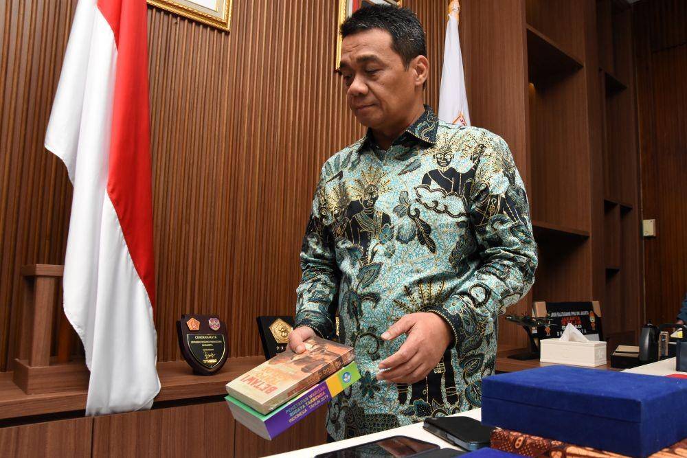 Wakil Gubernur DKI Jakarta Ahmad Riza Patria merapikan beberapa berkas dan buku di ruang kerjanya, Balai Kota Jakarta, Jumat (14/10/2022). Ahmad Riza akan purnatugas sebagai Wakil Gubernur DKI Jakarta pada Minggu (16/10). (ANTARA FOTO/Indrianto Eko Suwarso/tom)