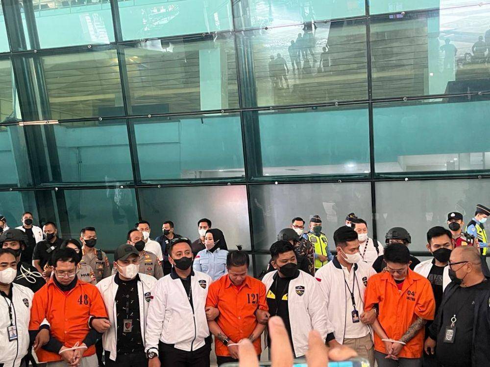 Polri tangkap tiga tersangka DPO judi online di Kamboja (Dok. Humas Polri)