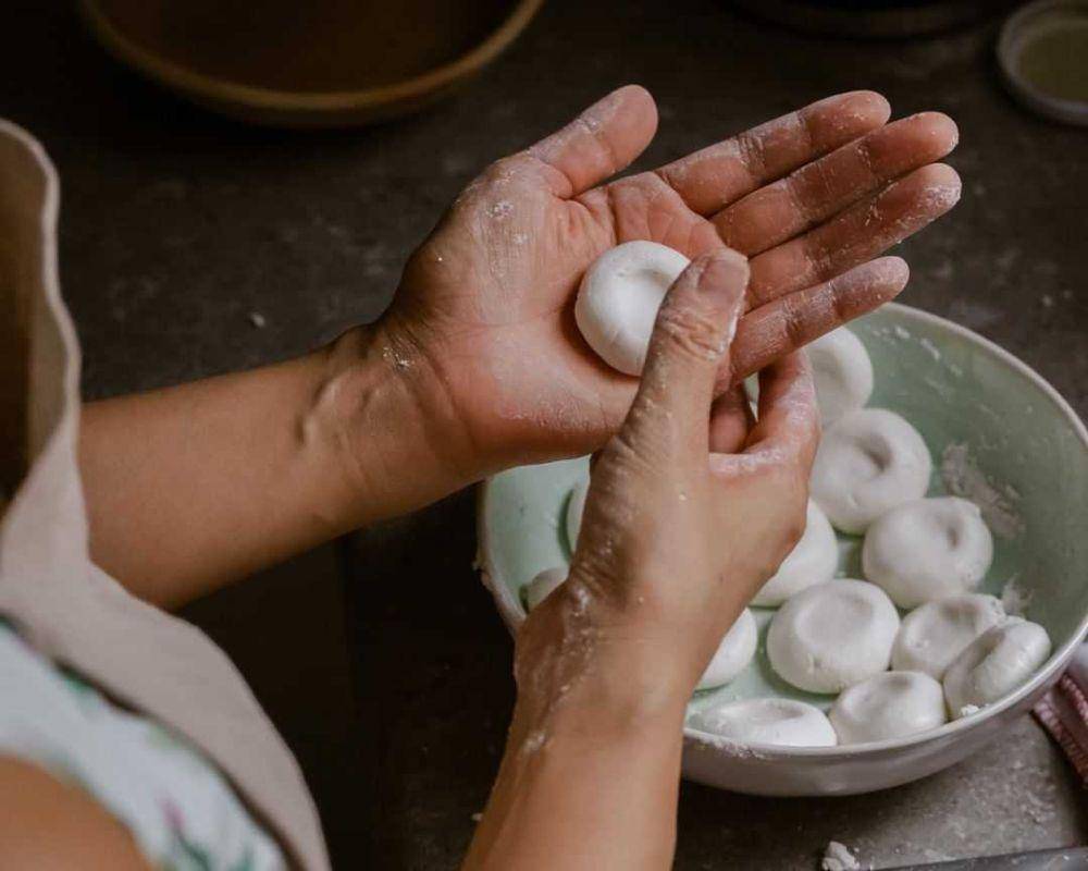Membuat dango (instagram.com/bokksu)