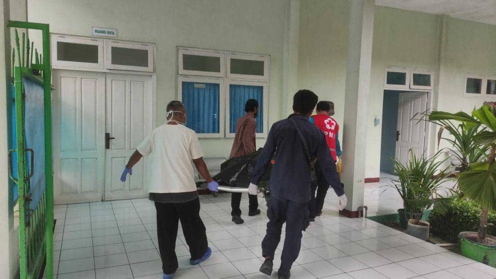 Mayat dievakuasi ke RSUD Wates.(Dok.Istimewa)