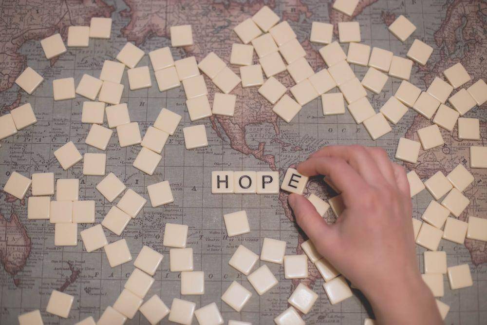 ilustrasi tulisan "hope" (unsplash.com/Dayne Topkin)