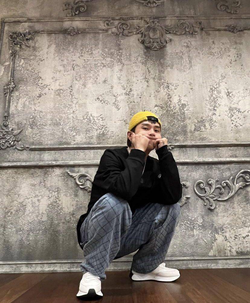 dony outfit abu hitam (Instagram.com/0moneylifeishappy)