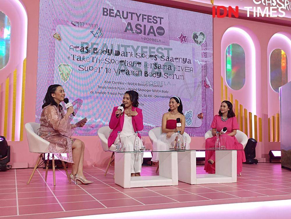 Panggung The Classroom di pagelaran BeautyFest Asia by Popbela.com, menyajikan TalkShow bertajuk "Atasi Body Dark Spots Saatnya #TakeTheSpotlight bersama NIVEA Super 10 Vitamin Body Serum". 15 Oktober 2022. (IDN Times/M. Tarmizi Murdianto)