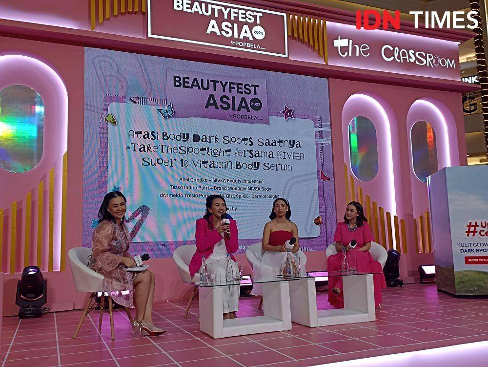 Panggung The Classroom di pagelaran BeautyFest Asia by Popbela.com, menyajikan TalkShow bertajuk "Atasi Body Dark Spots Saatnya #TakeTheSpotlight bersama NIVEA Super 10 Vitamin Body Serum". 15 Oktober 2022. (IDN Times/M. Tarmizi Murdianto)
