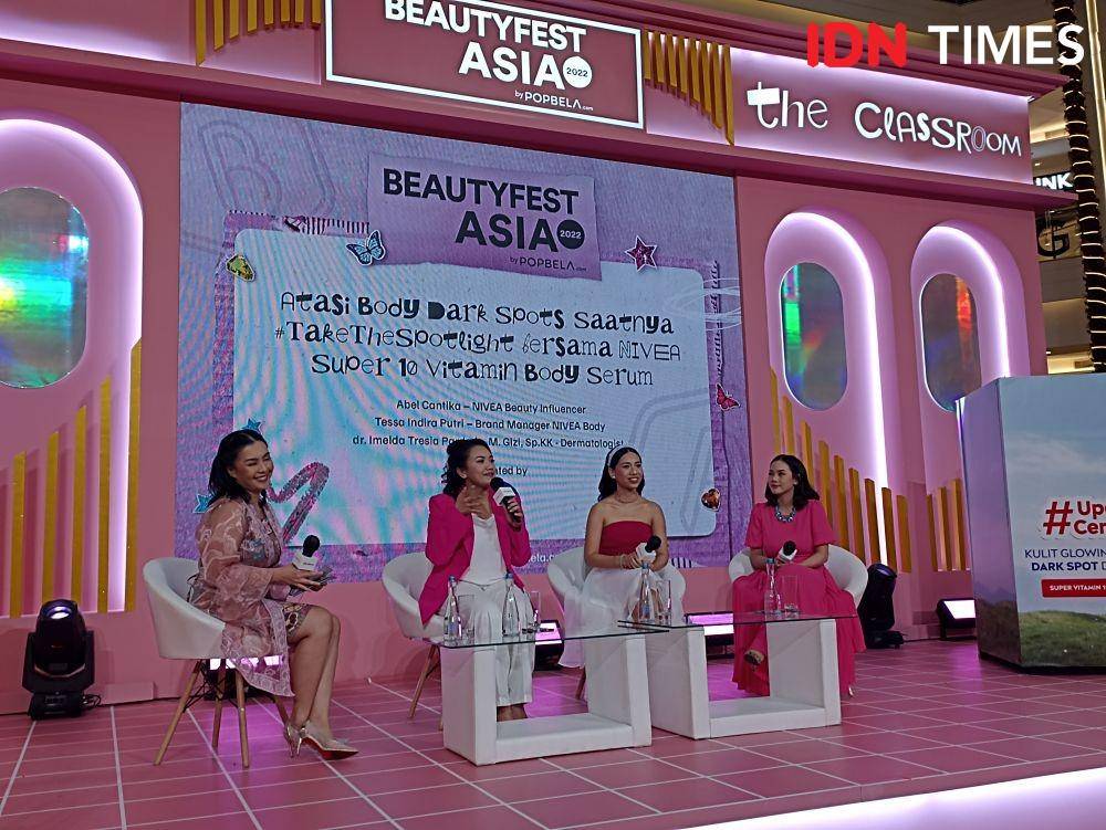 Panggung The Classroom di pagelaran BeautyFest Asia by Popbela.com, menyajikan TalkShow bertajuk "Atasi Body Dark Spots Saatnya #TakeTheSpotlight bersama NIVEA Super 10 Vitamin Body Serum". 15 Oktober 2022. (IDN Times/M. Tarmizi Murdianto)